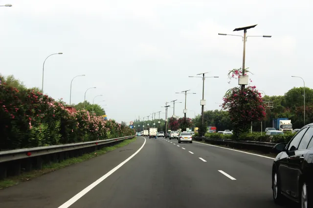 Jalan arteri empat lajur dengan lampu penerangan